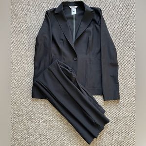 Banana Republic Women’s Suit - Black - Bundle of matching jacket and pants